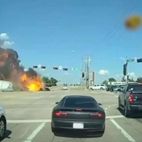 Νταλίκα πέφτει από αερογέφυρα στο Τέξας και τυλίγεται στις φλόγες