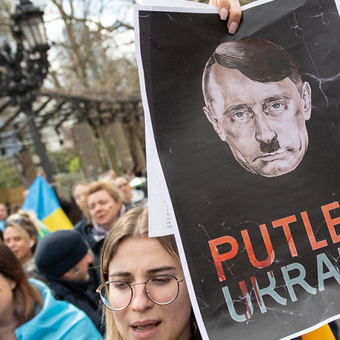 Πλακάτ με τον Πούτιν να απεικονίζεται ως Αδόλφος Χίτλερ