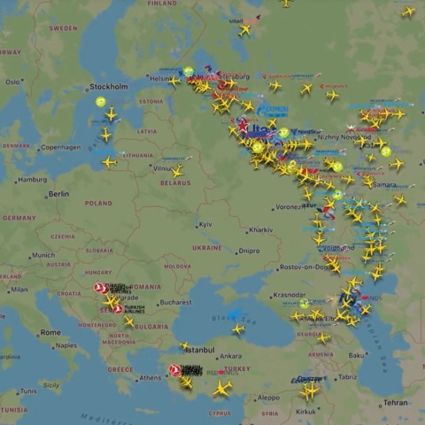 Σπεύδουν να φύγουν από τη Ρωσία οι πολίτες μετά το διάγγελμα του Βλαντίμιρ Πούτιν - Στη δημοσιότητα βίντεο με τις πτήσεις από Μόσχα και Αγία Πετρούπολη. 