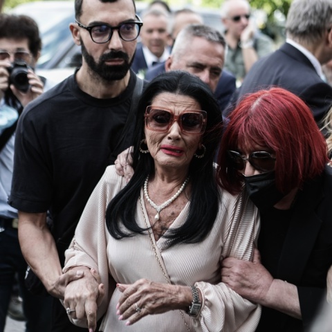 Η Ζωζώ Σαπουτζάκη στην κηδεία της Μάρθας Καραγιάννη