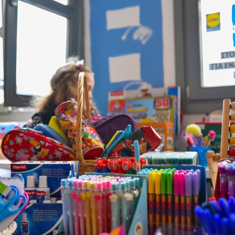 Δήμος Αθηναίων: Προσφορά σχολικών ειδών σε 2.858 παιδιά των οικογενειών που υποστηρίζονται από τα προγράμματα του Κέντρου Υποδοχής και Αλληλεγγύης. 