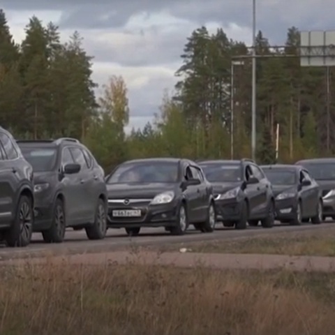 Φινλανδία: Ουρές οχημάτων στα σύνορα της χώρας με τη Ρωσία μετά την επιστράτευση Πούτιν - Υπερδιπλάσιος ο αριθμός τους σε σχέση με την προηγούμενη εβδομάδα.