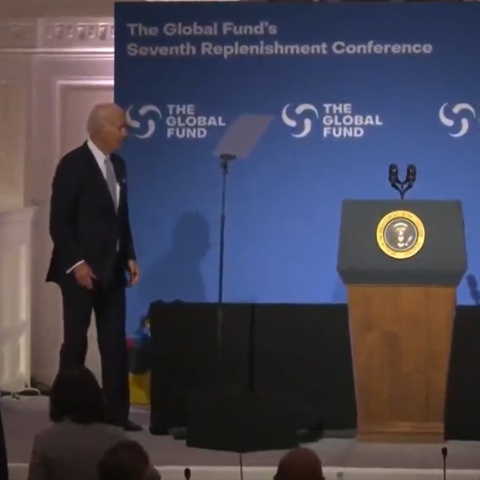 Νέα στιγμή αμηχανίας για τον Τζο Μπάιντεν: Μετά το τέλος της ομιλίας του στη Γενική Συνέλευση του ΟΗΕ, εμφανίστηκε χαμένος τη στιγμή της καθόδου του από τη σκηνή.