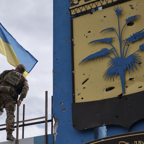 Νέες ανακαταλήψεις εδαφών στην ανατολική Ουκρανία ανακοινώνει το Κίεβο, την πρώτη μέρα των δημοψηφισμάτων που διοργανώνει η Μόσχα.