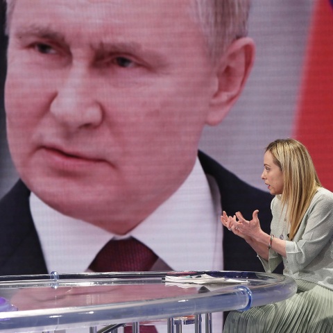 Εκλογές στην Ιταλία: Οι ακραίες νεοφασιστικές απόψεις της Τζόρτζια Μελόνι, η άνοδος της ακροδεξιάς και του λαϊκισμού στην Ευρώπη, ο φιλοπουτινισμός ως συγκολλητική ουσία.