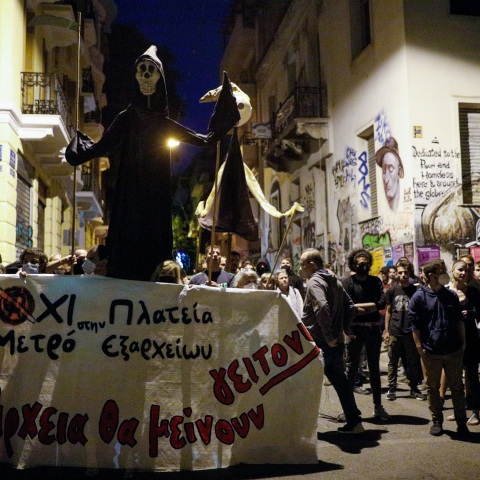 Εξάρχεια: Επεισόδια μετά την πορεία κατά της δημιουργίας σταθμού μετρό – Ισχυρές αστυνομικές δυνάμεις παρατάχθηκαν στην πλατεία. 