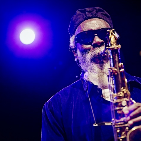 Μια κολοσσιαία φυσιογνωμία της τζαζ μουσικής, ο σαξοφωνίστας Pharoah Sanders πέθανε στα 81 του χρόνια – H διαδρομή και οι σπουδαιότερες συνεργασίες του.