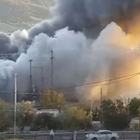 Στις φλόγες τυλίχθηκε το απόγευμα του Σαββάτου κλειστό εργοστάσιο στην Α’ Βιομηχανική Περιοχή του Βόλου – Ισχυρές δυνάμεις της Πυροσβεστικής έχουν κινητοποιηθεί.