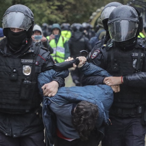 Ρωσία: Φυλάκιση για τους λιποτάκτες και χορήγηση υπηκοότητας στους αλλοδαπούς που θα υπηρετήσουν στον στρατό προβλέπουν οι νόμοι που επικύρωσε ο πρόεδρος Πούτιν.