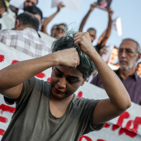 Μαχσά Αμινί: Διαμαρτυρία Ιρανών πραγματοποιήθηκε το Σάββατο στο Σύνταγμα - Γυναίκες έκοψαν τα μαλλιά τους και έκαψαν χιτζάμπ. 