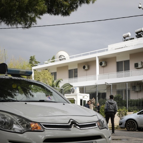 Άγνωστοι επιτέθηκαν τα ξημερώματα της Κυριακής με βόμβα μολότοφ κατά της πρεσβείας του Ιράν στο Ψυχικό - Δεν υπήρξαν αναφορές για υλικές ζημιές ή τραυματίες. 