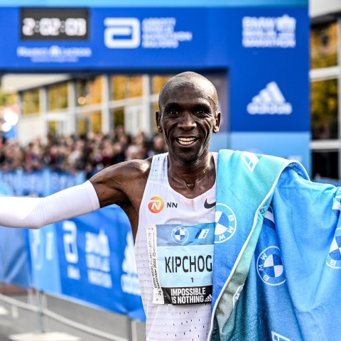 Ο Κενυάτης Ελιούντ Κιπτσόγκε κατέρριψε το παγκόσμιο ρεκόρ του μαραθωνίου, το οποίο κατείχε ο ίδιος, κερδίζοντας τον αγώνα του Βερολίνου σε χρόνο 2:01:09. 