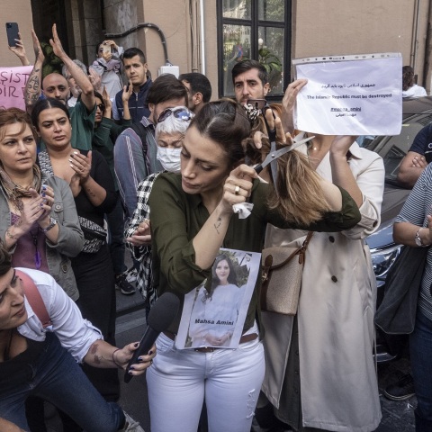 Η εξέγερση των γυναικών στο Ιράν, με αφορμή τη δολοφονία της Μαχσά Αμινί