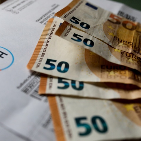 Πληρωμή λογαριασμού της ΔΕΗ με ευρώ 