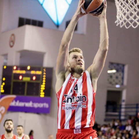 Ο Σάσα Βεζένκοβ καρφώνει στο φιλικό του Ολυμπιακού με τον Ερυθρό Αστέρα