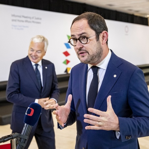 O Vincent Van Quickenborne κατά τη διάρκεια δηλώσεών του μιλά στο μικρόφωνο