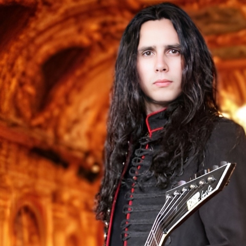 O Gus G μιλάει στην ATHENS VOICE πριν τις συναυλίες των Firewind σε Αθήνα και Θεσσαλονίκη για τη μουσική του πορεία και τις συμβουλές που του έδωσε ο Ozzy Osbourne.