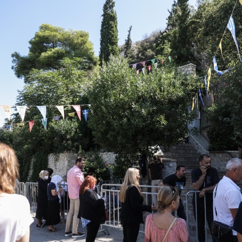 Πολίτες σχηματίζουν ουρά έξω από τον ναό των Αγίων Ισιδώρων στον Λυκαβηττό