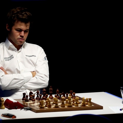 Magnus Carlsen: Ο Νορβηγός γκραν μετρ που μονοπωλεί τον πρωταθλητισμό στο παγκόσμιο σκάκι ηττήθηκε από έναν άγνωστο 19χρονο – Το παρασκήνιο της διαμάχης τους. 