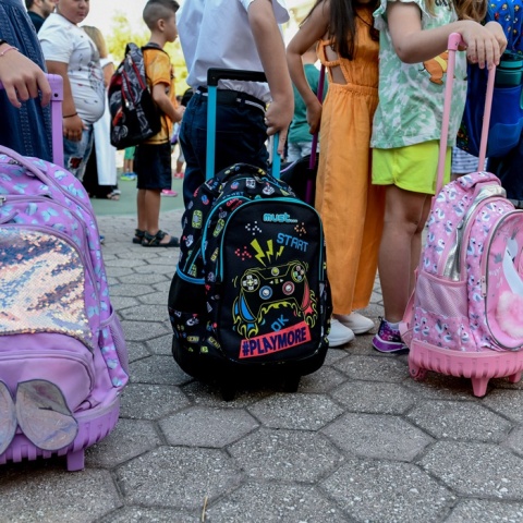 Μαθητές δημοτικού κρατούν τις σχολικές τους τσάντες