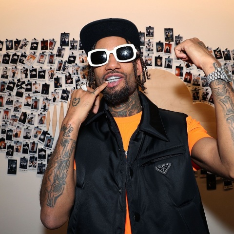 Η δολοφονία του ράπερ PnB Rock ενώ γευμάτιζε με την κοπέλα του στο Λος Άντζελες, οι αντιδράσεις της hip hop κοινότητας και η συζήτηση για τους κινδύνους των social media.