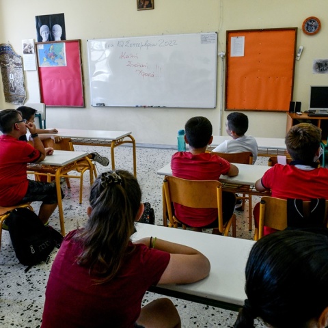 Μαθητές κάθονται στα θρανία τους σε σχολικές τάξεις