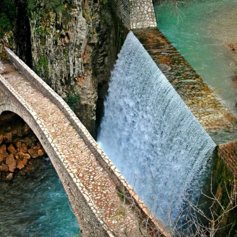 Ένα βιντεοσκοπημένο οδοιπορικό στην Παλαιοκαρυά Τρικάλων, από το κανάλι του Travel Inspiration - Μαγεύουν τον θεατή το γεφύρι και οι διπλοί καταρράκτες. 