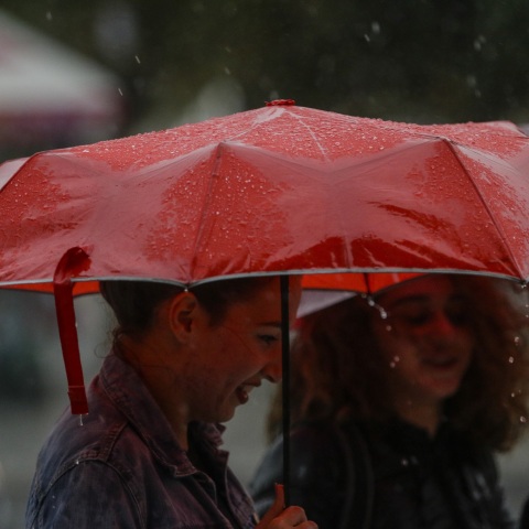 Ο καιρός αύριο, Πέμπτη 29 Σεπτεμβρίου: Βροχές και καταιγίδες στα δυτικά, παροδικές νεφώσεις σε Αθήνα και Θεσσαλονίκη – Η πρόγνωση του meteo. 