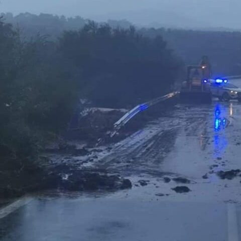 Προβλήματα σε δρόμους στη Λέσβο από την κακοκαιρία Bogdan 