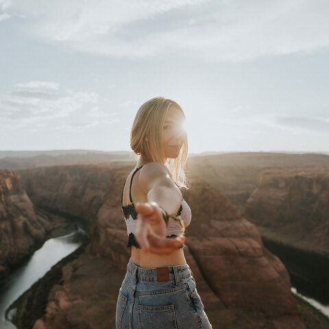 Κοπέλα που ταξιδεύει