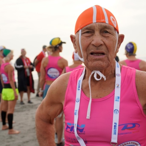 «Χρυσός» στο Παγκόσμιο Πρωτάθλημα Ναυαγοσωστικής στην Ιταλία ο 81χρονος Παντελής Αβραμίδης, που νίκησε τον καρκίνο.