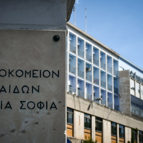 Ελεύθερος με περιοριστικούς όρους αφέθηκε ο 20χρονος πατέρας του κακοποιημένου βρέφους, που δίνει μάχη για να κρατηθεί στη ζωή, στο νοσοκομείο Παίδων Αγία Σοφία.