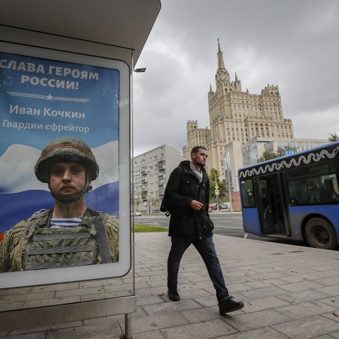 Πρεσβεία των ΗΠΑ στη Ρωσία: Καλεί τους πολίτες να εγκαταλείψουν τη χώρα – Ανοιχτό το σενάριο να μην αναγνωριστεί η υπηκοότητα τους και να στρατολογηθούν.