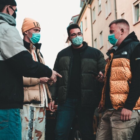 Κορωνοϊός - Παρέα από άνδρες