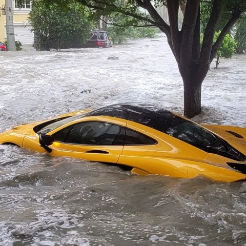 Τυφώνας Ίαν: Βιβλικό το ξέσπασμά του στη Φλόριντα - Ολοκαίνουργια ΜακΛάρεν παρασύρθηκε από τα ορμητικά νερά και βρέθηκε να επιπλέει στο δρόμο. 