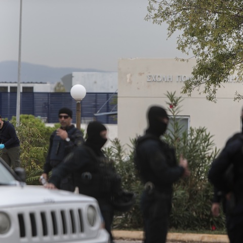 Ζωγράφου - Συμμορίες στη φοιτητική εστία στην Πολυτεχνειούπολη: Εικόνες από τη δράση των κακοποιών και διάλογοι της δόκιμης αστυνομικού στη δημοσιότητα.