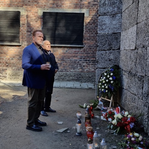 Άρνολντ Σβαρτσενέγκερ: Στο μουσείο του Άουσβιτς βρέθηκε ο χολιγουντιανός σταρ και πολιτικός - Γιατί σχολιάστηκε η αφιέρωσή του στο βιβλίο επισκεπτών.