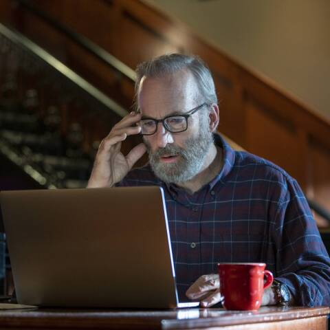 Η μεταμόρφωση του Bob Odenkirk για τη νέα τηλεοπτική σειρά Straight Man