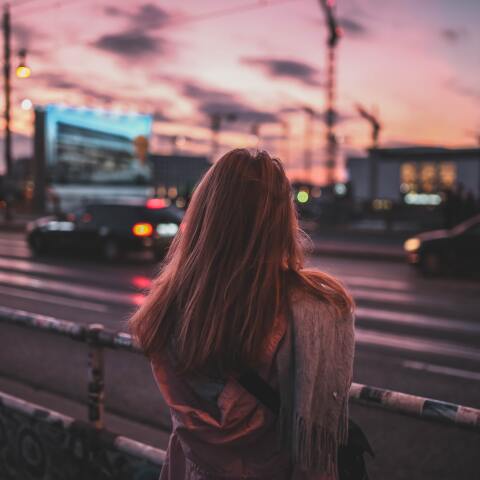 Την παροχή δωρεάν νομικών υπηρεσιών για κάθε κακοποιημένη γυναίκα στην Ελλάδα ανακοίνωσε η υφυπουργός Εργασίας και Κοινωνικών Υποθέσεων, Μαρία Συρεγγέλα.