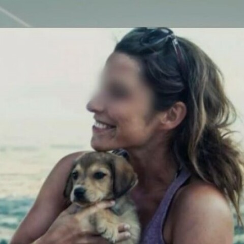 H 31χρονη μητέρα που δολοφονήθηκε από τον πρώην σύντροφό της στην Καβάλα κρατά στην αγκαλιά της ένα σκυλάκι