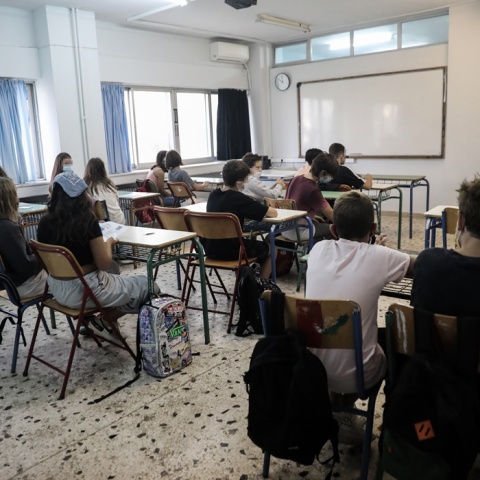 Μαθητές κάθονται στα θρανία τους σε αίθουσα Γυμνασίου