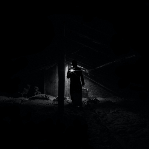 Άντρας στο σκοτάδι