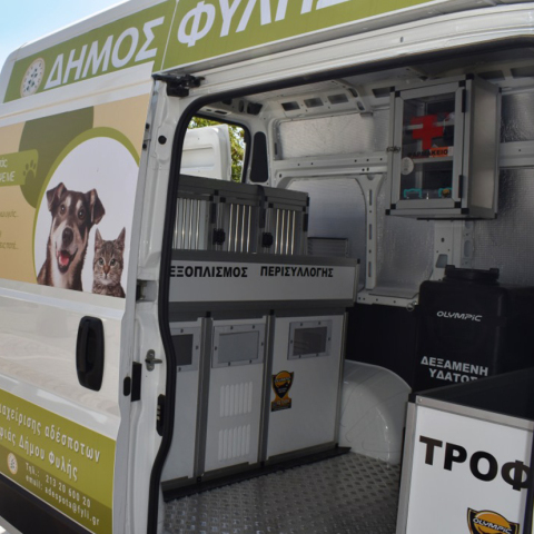 Το νέο όχημα του Δήμου Φυλής για την περίθαλψη των αδέσποτων. 