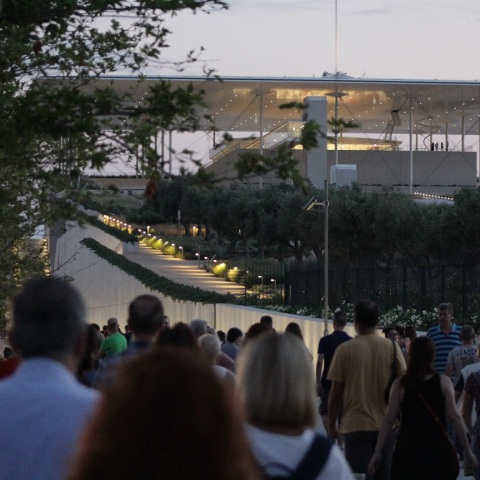 Σε δημοσίευμα με τίτλο «Η Αθήνα βάζει πλώρη για την όπερα του μέλλοντος», η γαλλική εφημερίδα Le Figaro αναφέρεται στα 80 χρόνια της Λυρικής Σκηνής στην Ελλάδα.
