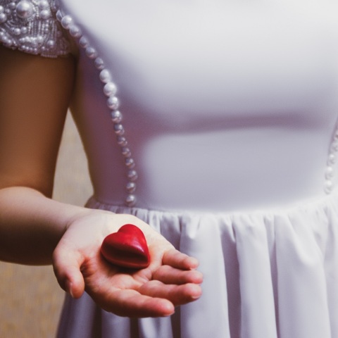 «Ορμόνη της αγάπης»: Η oξυτοκίνη ίσως μπορεί να θεραπεύσει κυριολεκτικά πληγωμένες καρδιές, αποκαλύπτει νέα επιστημονική έρευνα.