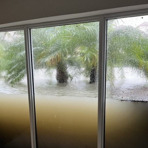 Τζαμαρία άντεξε τόνους νερού κατά το πέρασμα του τυφώνα Ίαν από τη Φλόριντα και η φωτογραφία έγινε viral στα social media.  