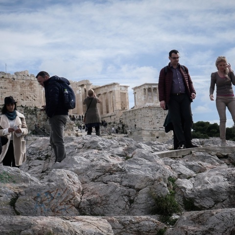 Ο λόφος του Αρείου Πάγου στην Ακρόπολη όπου ανεβαίνουν τουρίστες και επισκέπτες