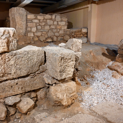 Τμήμα του Ριζόκαστρου στα θεμέλια του Μουσείου Κανελλοπούλου στην Πλάκα