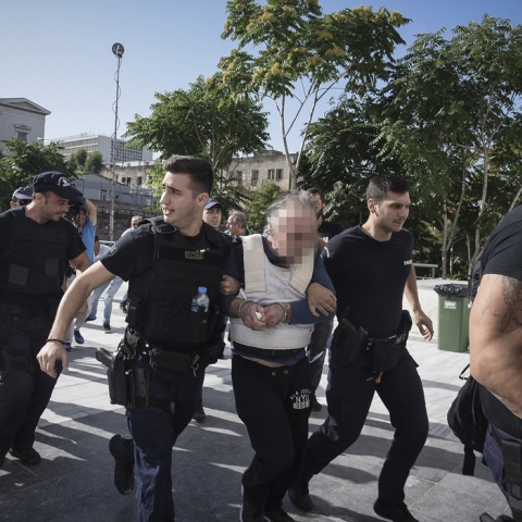 Ο Εμμανουήλ Σοροπίδης μεταφέρεται στο δικαστήριο όπου εξετάζεται η υπόθεση δολοφονίας της Δώρας Ζέμπερη σε δεύτερο βαθμό