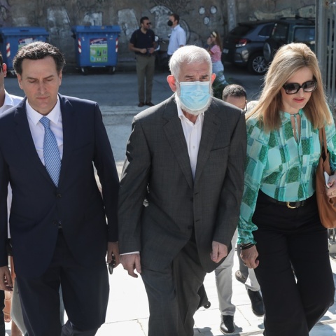 Ο Πέτρος Φιλιππίδης προσέρχεται στο δικαστήριο φορώντας μάσκα και με τη συνοδεία των δικηγόρων του